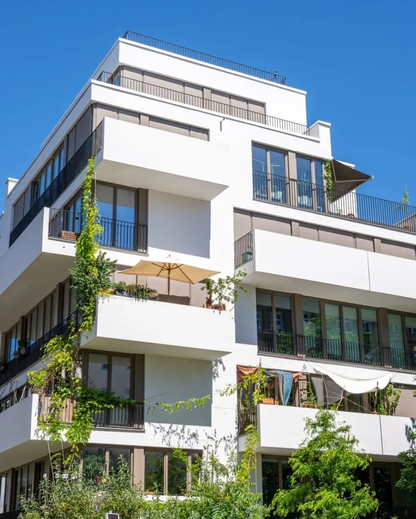 Helles Mehrfamilienhaus mit begrünten Balkonen